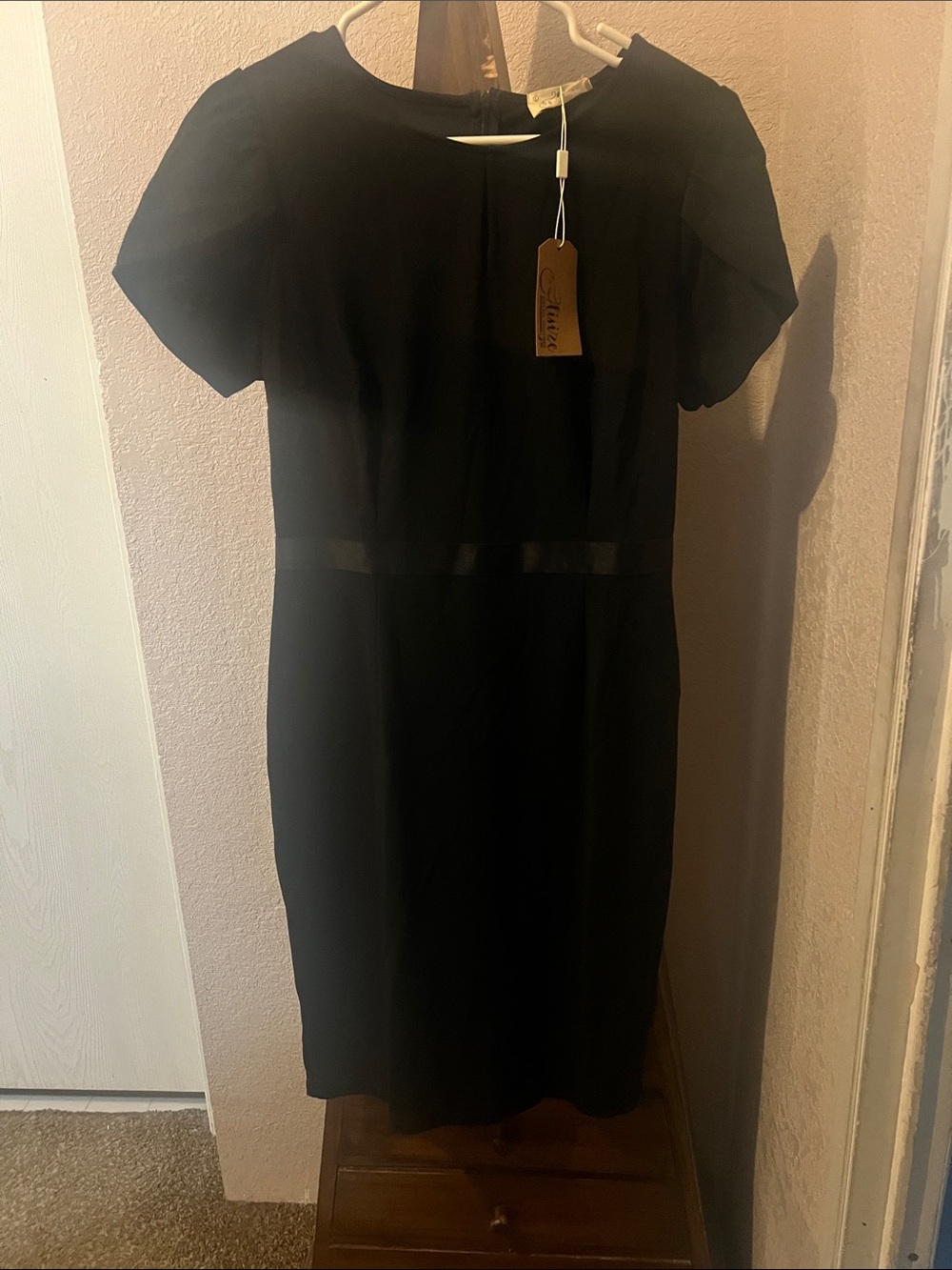 Aisize Classic Black Short-Sleeve Sheath Dress
